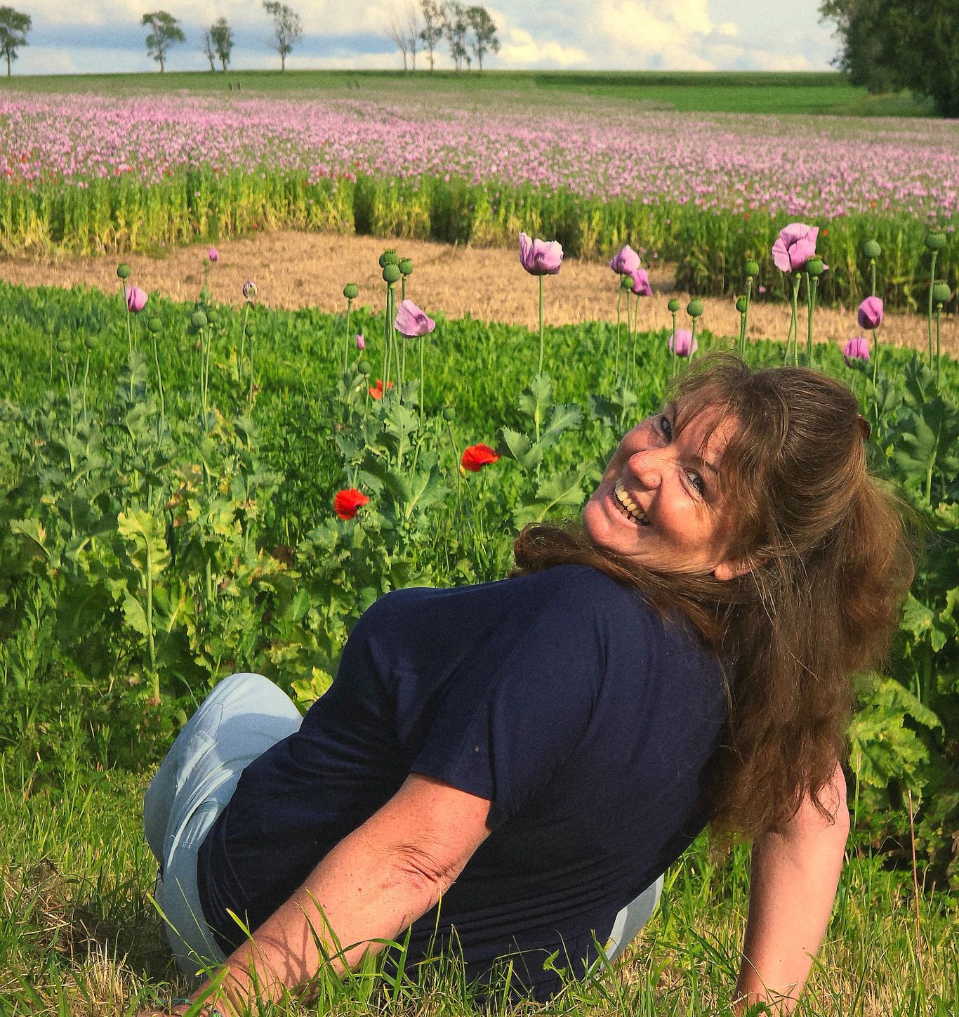 Ines Jung voller Lebensfreude  am Mohnfeld