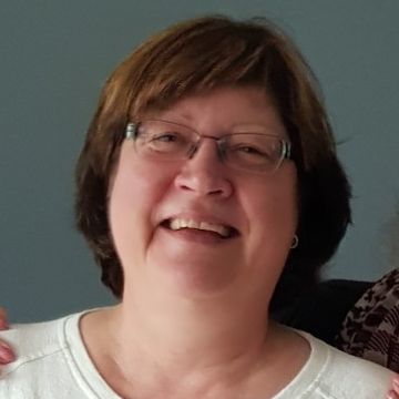 Eine lächelnde zufriedene Frau