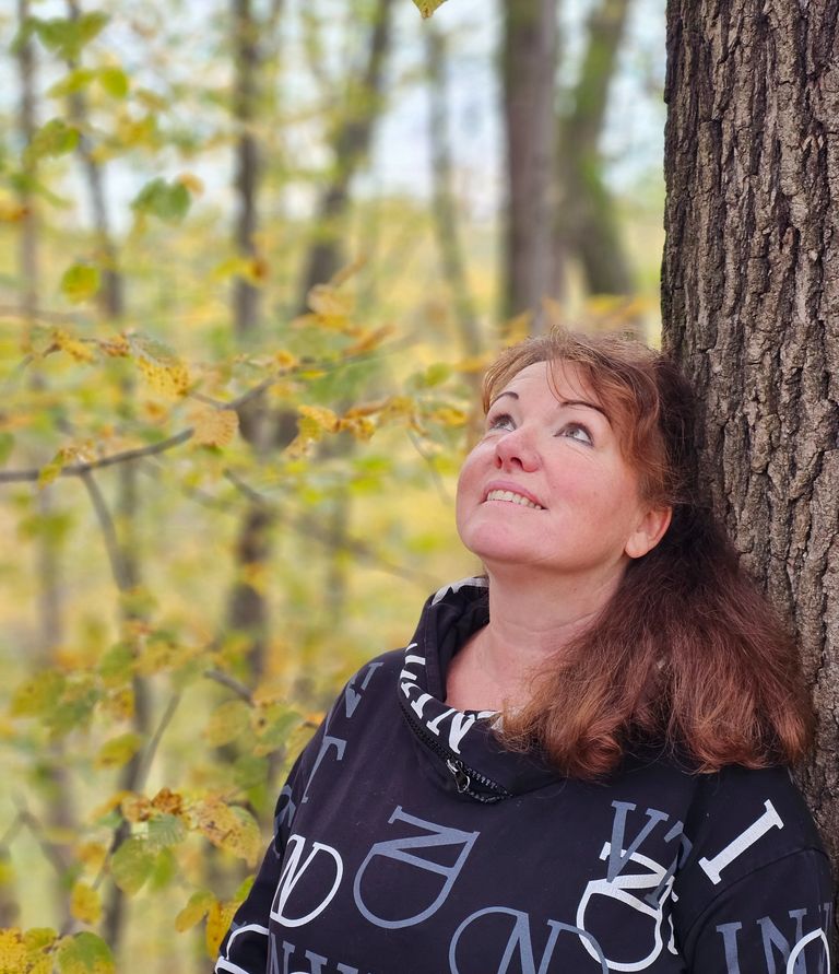 Ines Jung im Herbstwald, Blick nach oben